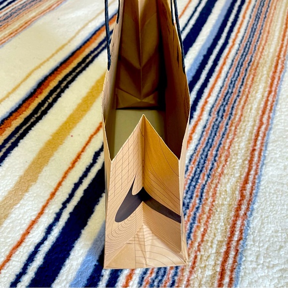 Nike paper gift/ shopping bag. - Picture 2 of 6